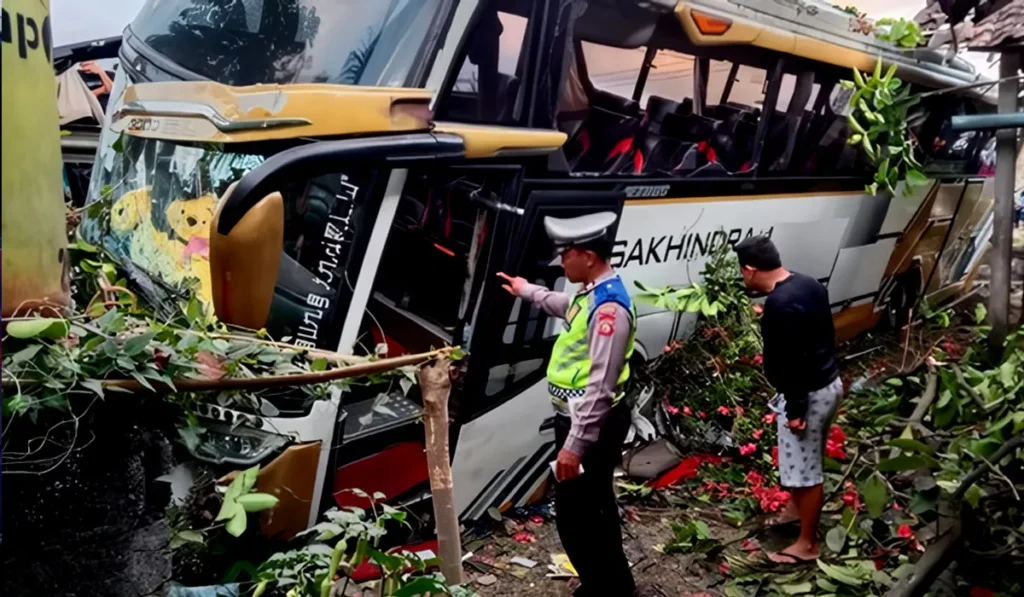 Sleepy Bus Driver Crashes Into Motorcycle on Bali's Main Highway, Rider Seriously Injured 1 Photo: The condition of the bus involved in an accident on the Denpasar-Gilimanuk Road (KM 104-105), Banjar Munduk Ranti, Tuwed Village, Melaya District, Jembrana Regency, Bali, on Tuesday (July 21, 2026). (Courtesy of Jembrana Police)
