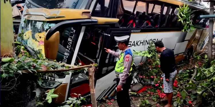 Sleepy Bus Driver Crashes Into Motorcycle on Bali's Main Highway, Rider Seriously Injured 37 Photo: The condition of the bus involved in an accident on the Denpasar-Gilimanuk Road (KM 104-105), Banjar Munduk Ranti, Tuwed Village, Melaya District, Jembrana Regency, Bali, on Tuesday (July 21, 2026). (Courtesy of Jembrana Police)