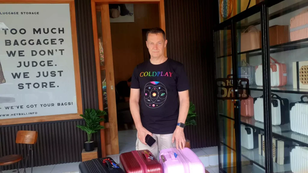 What Size Suitcase Should You Bring to Bali? A Practical Guide for Every Trip 43
A photo of a tourist leaving their suitcase at Hey Bali, located not far from the airport.
