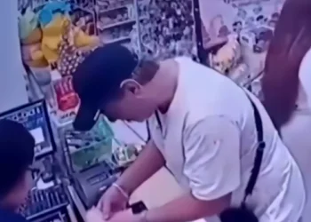 CCTV footage showing an Iranian man allegedly stealing money via a currency exchange ruse at a convenience store in the Munggu area, Badung, Bali. (Photo: Courtesy)
