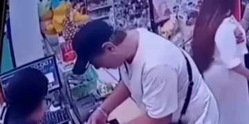 CCTV footage showing an Iranian man allegedly stealing money via a currency exchange ruse at a convenience store in the Munggu area, Badung, Bali. (Photo: Courtesy)