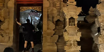 Drunk Tourist Filmed Urinating Outside Bali Home, Renewing Debate Over Visitor Behavior 2 Photo: A foreign national went viral for urinating in front of a resident's home in Uluwatu, Pecatu, South Kuta, Badung.