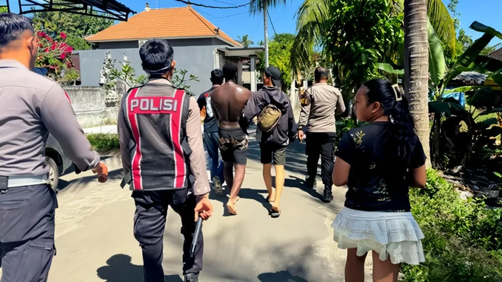 Photo: Police apprehended a British national suspected of stealing a bag belonging to a French tourist in Nusa Penida on Monday (July 13, 2026). (Courtesy of Nusa Penida Sector Police).