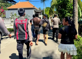 British Tourist Arrested After Alleged Theft From French Visitor in Bali's Nusa Penida 40 Photo: Police apprehended a British national suspected of stealing a bag belonging to a French tourist in Nusa Penida on Monday (July 13, 2026). (Courtesy of Nusa Penida Sector Police).