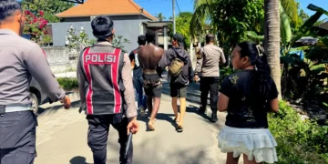 British Tourist Arrested After Alleged Theft From French Visitor in Bali's Nusa Penida 1 Photo: Police apprehended a British national suspected of stealing a bag belonging to a French tourist in Nusa Penida on Monday (July 13, 2026). (Courtesy of Nusa Penida Sector Police).