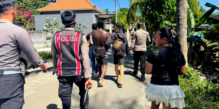 British Tourist Arrested After Alleged Theft From French Visitor in Bali's Nusa Penida 37 Photo: Police apprehended a British national suspected of stealing a bag belonging to a French tourist in Nusa Penida on Monday (July 13, 2026). (Courtesy of Nusa Penida Sector Police).