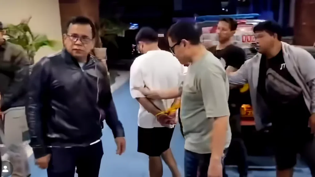 Singaporean Man Arrested After Woman Found Dead in Denpasar Boarding House 1 Photo: A Singaporean national identified by the initials MZ was arrested by the Denpasar City Police for allegedly assaulting his girlfriend, identified as AS (26), at a boarding house in Pedungan Village, Denpasar. (Screenshot from the @polrestadenpasar Instagram video)
