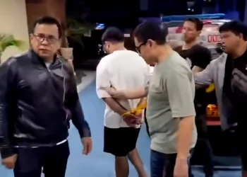 Photo: A Singaporean national identified by the initials MZ was arrested by the Denpasar City Police for allegedly assaulting his girlfriend, identified as AS (26), at a boarding house in Pedungan Village, Denpasar. (Screenshot from the @polrestadenpasar Instagram video)