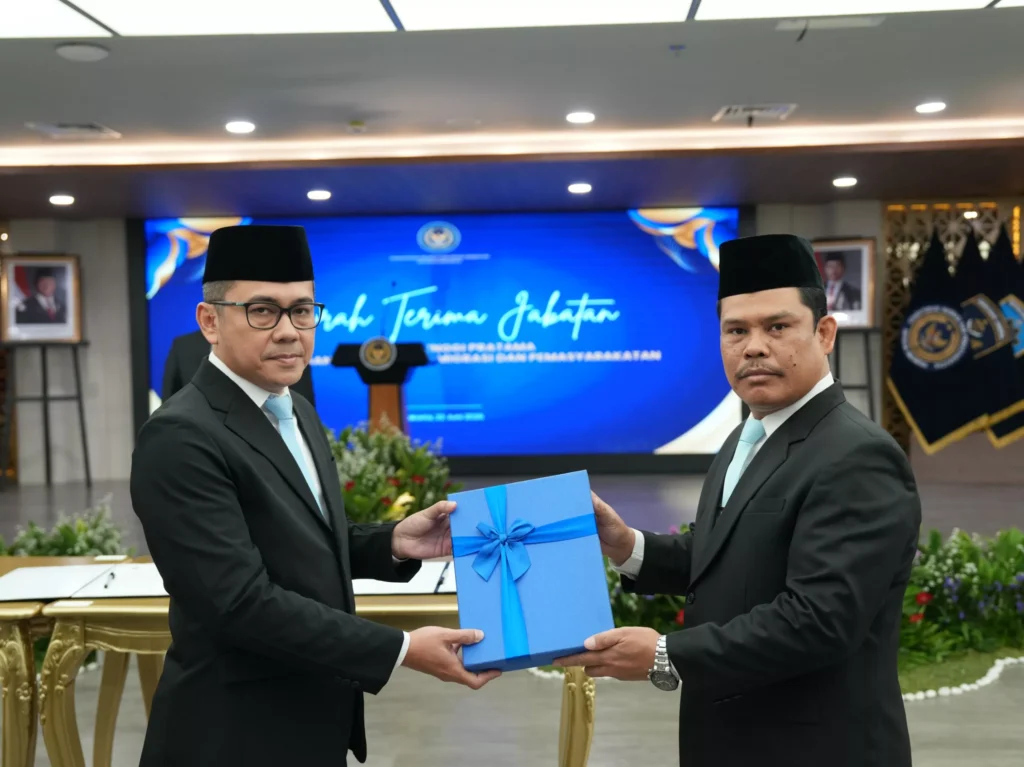 16 Uzbek Nationals Found Stranded on Remote Indonesian Island as Authorities Probe Possible Smuggling Network 38 Photo Saroha Manullang (Right side) , head of the Regional Office of Indonesia's Directorate General of Immigration in East Nusa Tenggara.