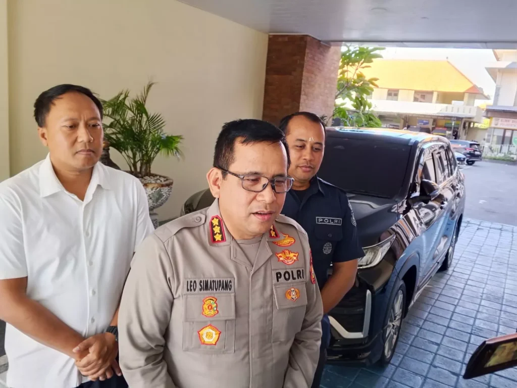 Viral Video Accuses Bali Police Chief of Seizing Phone. Authorities Say That's Not What Happened 1 Denpasar City Police Chief Senior Commissioner Leonardo D. Simatupang (foreground) clarified the situation to reporters at the Denpasar City Police headquarters on Monday afternoon (July 13) regarding a social media video alleging that he had seized a reporter's mobile phone.