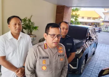 Denpasar City Police Chief Senior Commissioner Leonardo D. Simatupang (foreground) clarified the situation to reporters at the Denpasar City Police headquarters on Monday afternoon (July 13) regarding a social media video alleging that he had seized a reporter's mobile phone.