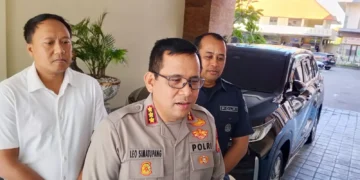 Denpasar City Police Chief Senior Commissioner Leonardo D. Simatupang (foreground) clarified the situation to reporters at the Denpasar City Police headquarters on Monday afternoon (July 13) regarding a social media video alleging that he had seized a reporter's mobile phone.