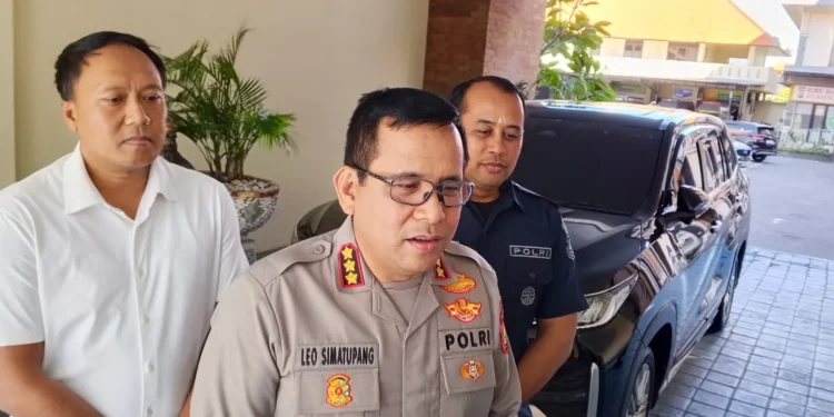 Viral Video Accuses Bali Police Chief of Seizing Phone. Authorities Say That's Not What Happened 37 Denpasar City Police Chief Senior Commissioner Leonardo D. Simatupang (foreground) clarified the situation to reporters at the Denpasar City Police headquarters on Monday afternoon (July 13) regarding a social media video alleging that he had seized a reporter's mobile phone.