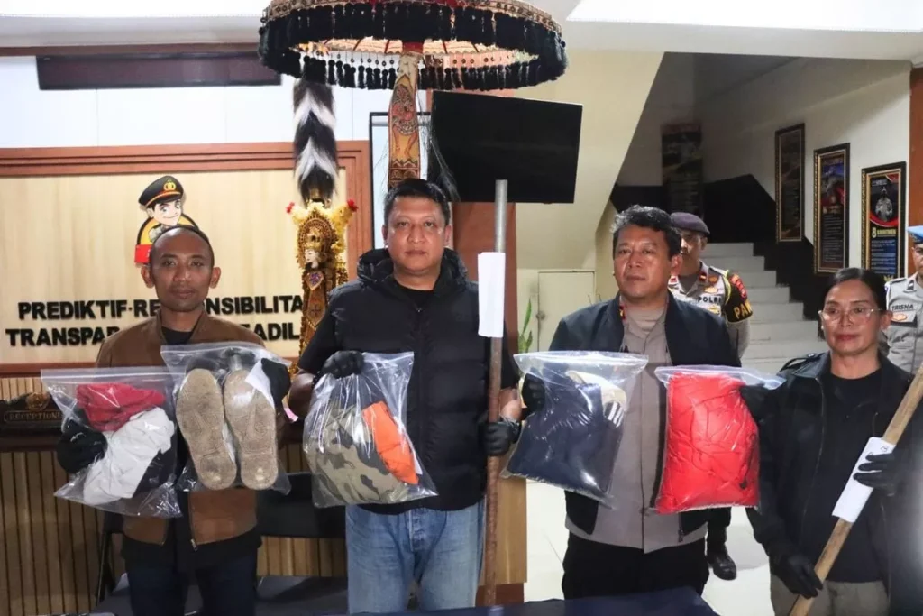 Photo: Tabanan Police Chief AKBP I Putu Bayu Pati (second from left) displays evidence related to the fatal mob assault on KD at the Tabanan Police Headquarters, Sunday (July 26, 2026).