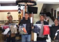 Photo: Tabanan Police Chief AKBP I Putu Bayu Pati (second from left) displays evidence related to the fatal mob assault on KD at the Tabanan Police Headquarters, Sunday (July 26, 2026).