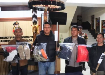 Photo: Tabanan Police Chief AKBP I Putu Bayu Pati (second from left) displays evidence related to the fatal mob assault on KD at the Tabanan Police Headquarters, Sunday (July 26, 2026).