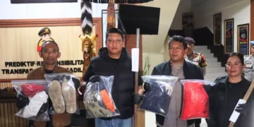 Photo: Tabanan Police Chief AKBP I Putu Bayu Pati (second from left) displays evidence related to the fatal mob assault on KD at the Tabanan Police Headquarters, Sunday (July 26, 2026).