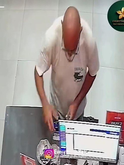 Foreign Man Caught on CCTV Allegedly Stealing Cash and Clothing From Bali Boutique 38 Photo: CCTV screenshot showing a man—suspected to be a foreign national—casually taking a box containing tip money in North Kuta. (Credit: Badung Police)