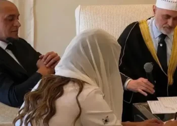A photo of Roberto Carlos converting to Islam has gone viral online.