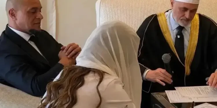 A photo of Roberto Carlos converting to Islam has gone viral online.