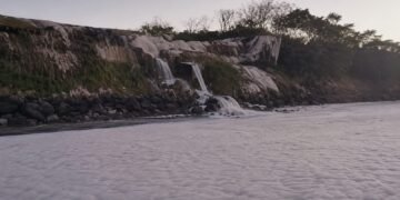 Foaming Wastewater From Shrimp Farm Sparks Pollution Fears at North Lombok Beach, as Officials Order Lab Testing 2 Lombok shrimp farm wastewater pollution