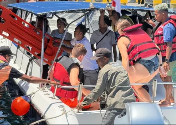 Chinese Tourist Dies After Drowning While Snorkeling at Komodo National Park's Pink Beach 40 Chinese tourist dies drowning Long Pink Beach