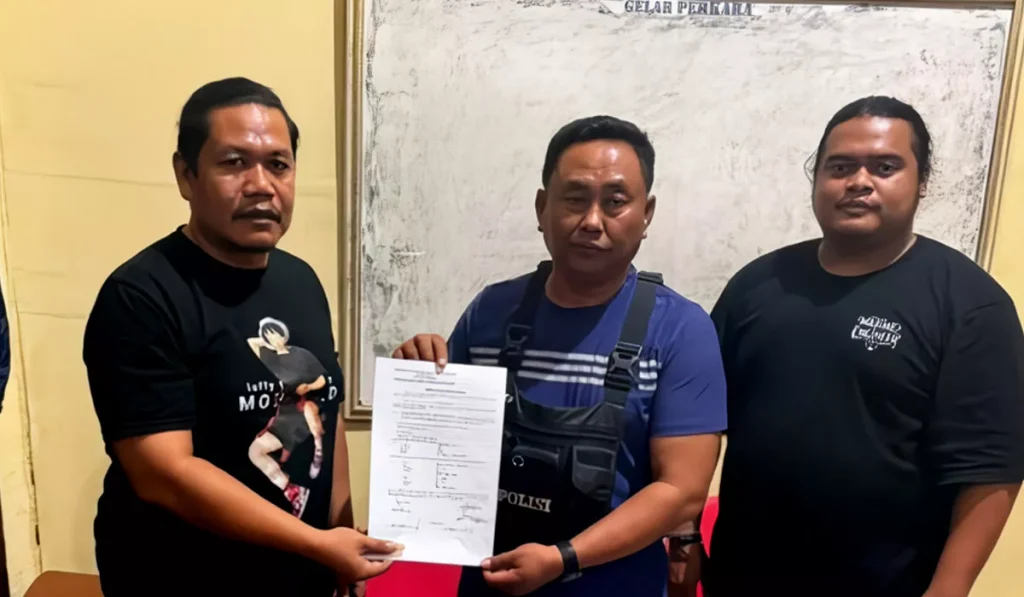 After 13 Hikers Caught Picking Rare Edelweis, Drugs Bust Adds to Mount Tambora's Troubled Week 38 Photo: Handover of crystal methamphetamine and a smoking device—seized from a Mount Tambora climber—by Tambora Sector Police officers to investigators from the Bima Resort Police Narcotics Unit, recently. (Doc. Bima Resort Police).