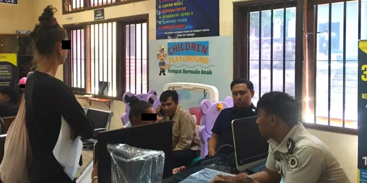 The Viral Canggu Salon Argument Had a Second Chapter, and It Ended in Immigration Detention 37 Photo of two tourists from Germany and Norway undergoing deportation.