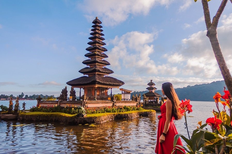 North Bali Tour: Lovina, Waterfall, Ulun Danu Package