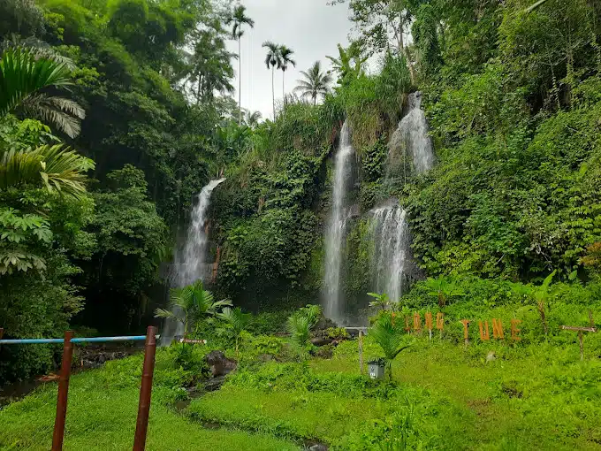 Elong Tune air terjun