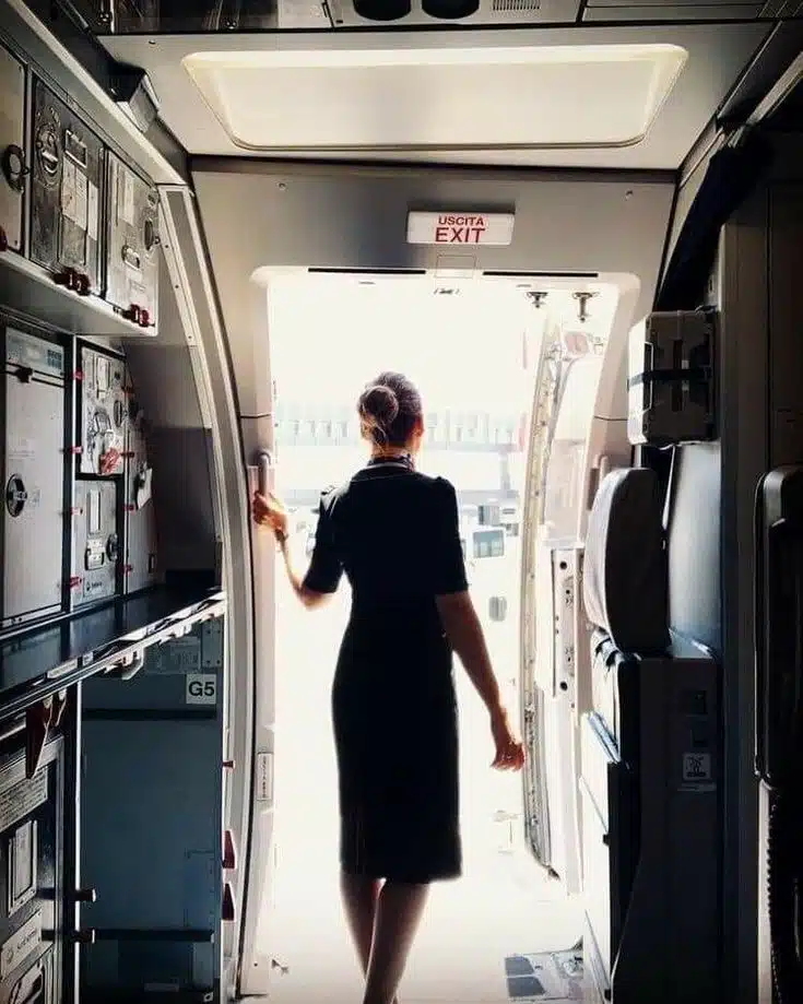 why flight attendants don’t lift luggage