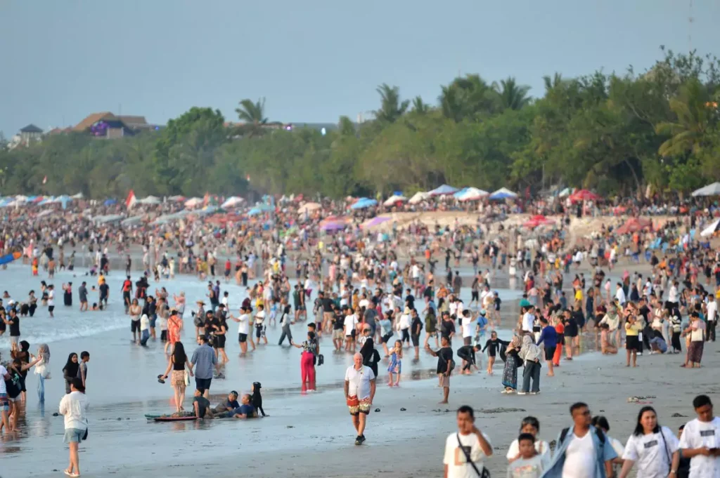 Photo of kuta beach crowded with thousands of people, looks cramped and unpleasant - Bali Survival Guide