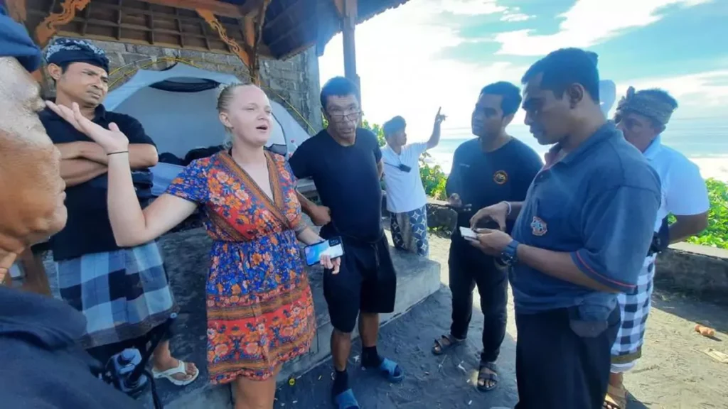 Photo of a couple of tourists being reprimanded and evicted by village officials and soldiers for putting up a tent and spending the night at a tourist spot in Nusa Penida because they did not want to pay for a hotel.