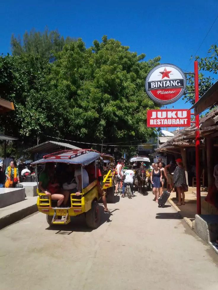Photo of cidomo in and street atmosphere in gili trawangan