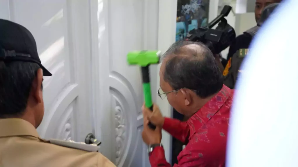 Photos of Governor Koster leading the demolition of illegal villas in Bingin and exclusive photos of hey bali - Bingin Beach Illegal Buildings