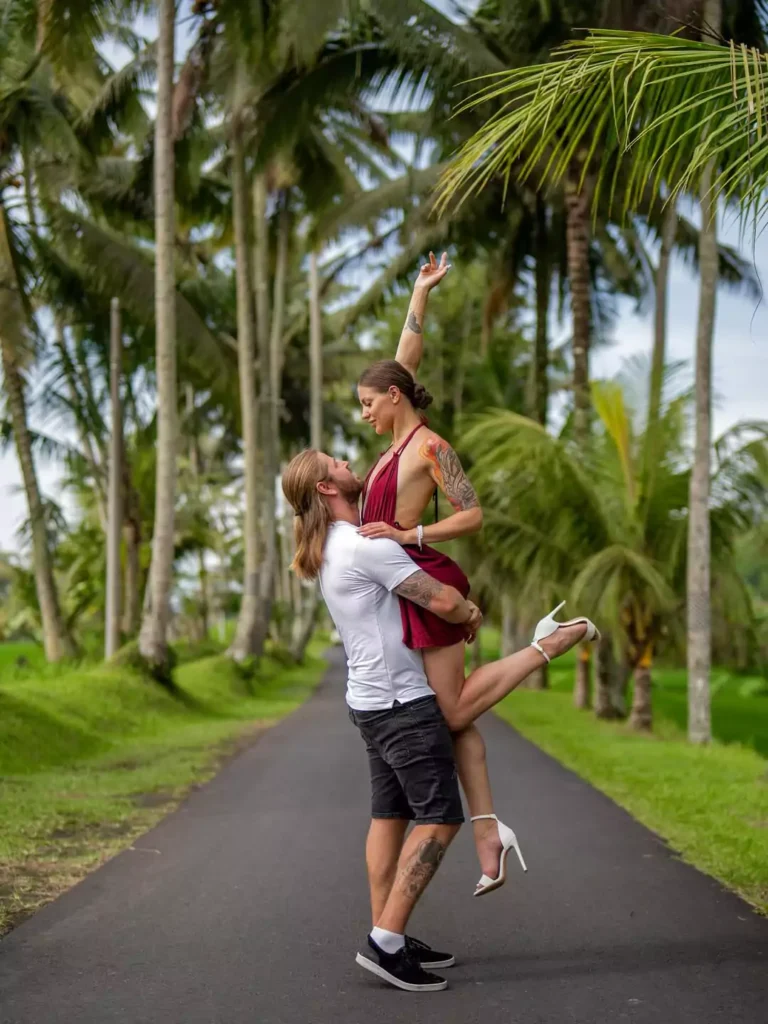 A couple of tourists are taking photos on a legendary road in the Ubud area, which is often used as a photo spot.