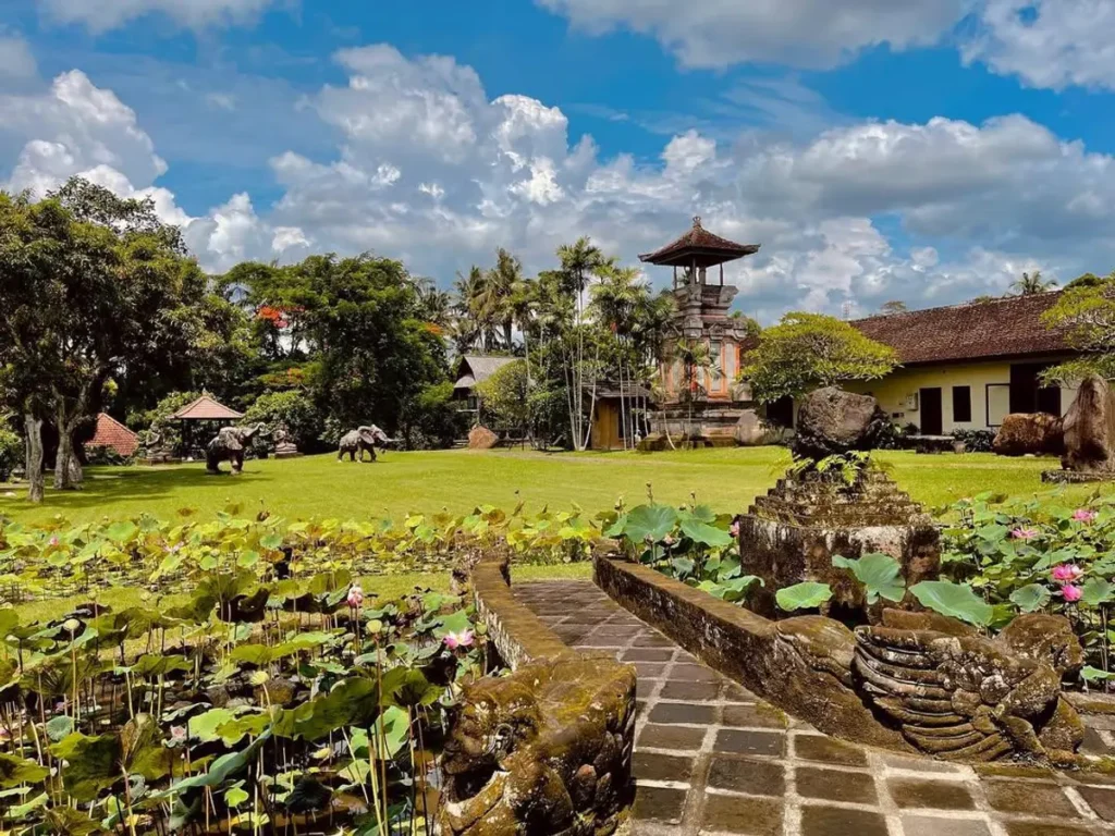 The exterior photo of the Rudana Museum shows green and beautiful grass.