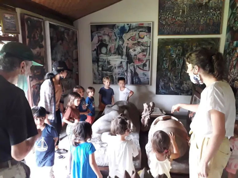 photos of foreign children visiting the Rudana Museum and learning about art 