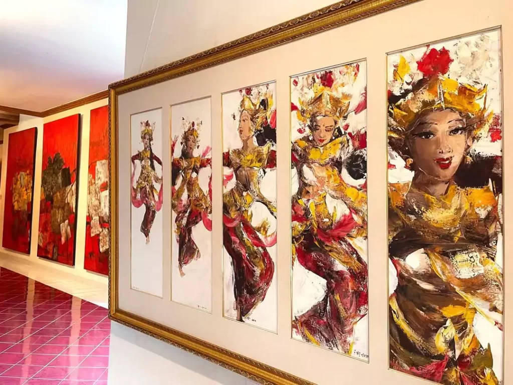 One of the collections of paintings in the Rudana Museum is a beautiful painting of Balinese dancers.