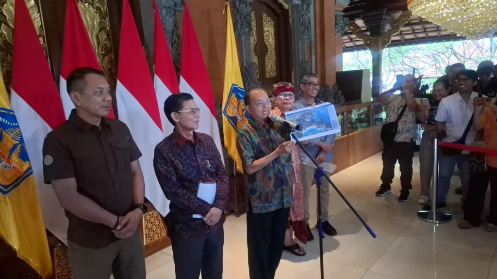 
Photo of Bali Governor Wayan Koster's press conference regarding the project at Klingking Beach, Kelungkung