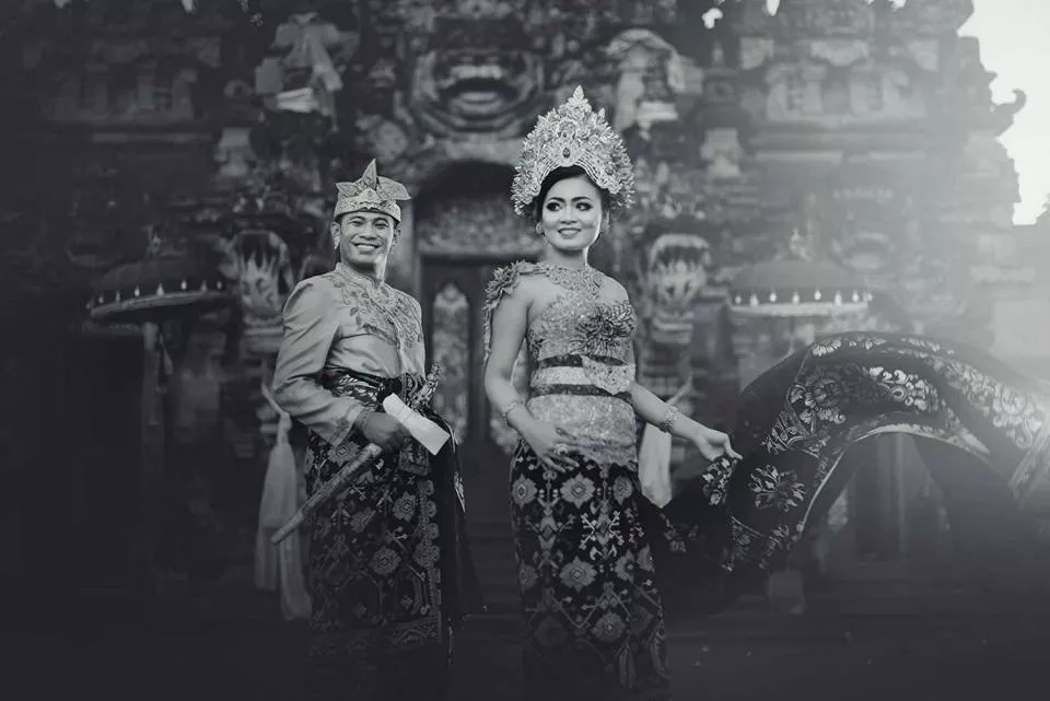 photo of a couple wearing traditional Balinese clothes in black and white by team hey bali