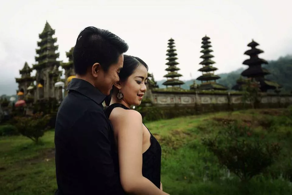 Photo of a couple with a temple background in Bali