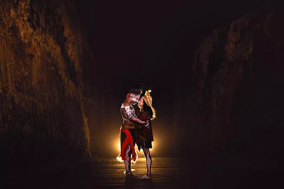 
Photo of an Indonesian couple wearing traditional Papuan clothing -- photo by the Hey Bali team at Pandawa Beach