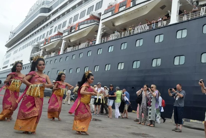 Traditional dancers welcoming guests from a cruise ship at Benoa Port, Bali. Tips for your smooth Benoa Cruise Port Transfer.