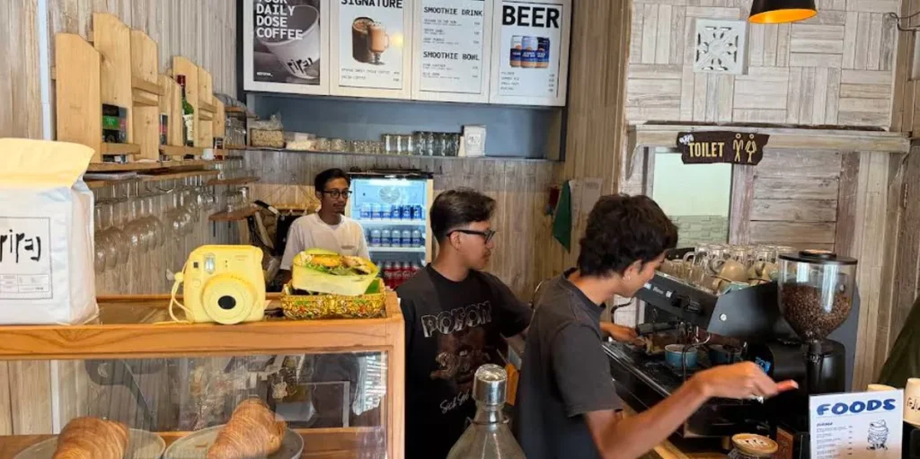 Epipad Coffee & Eatery: The Cozy Corner Office - Coffee Shop Opens Early in Pecatu