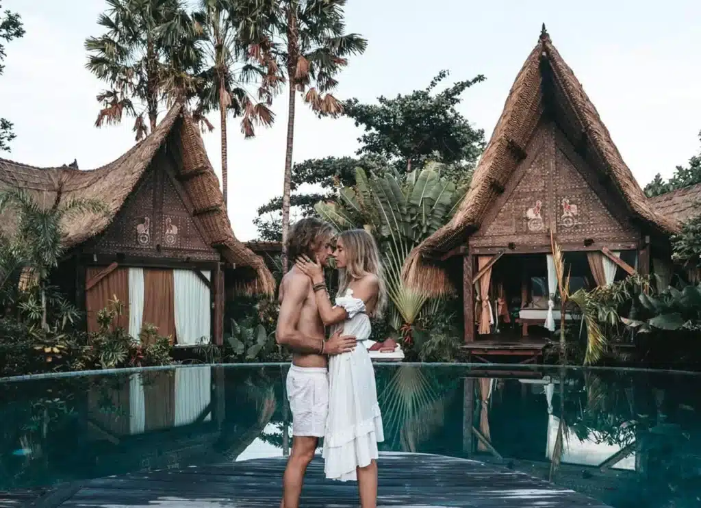 A European couple took a photo in front of the swimming pool after the rain, which became the most beautiful moment of their holiday in Bali.