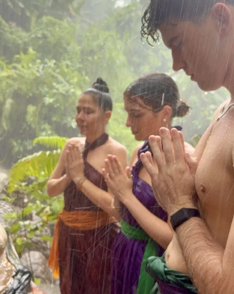 3 foreign tourists were performing the melukat process in Bali during heavy rain.